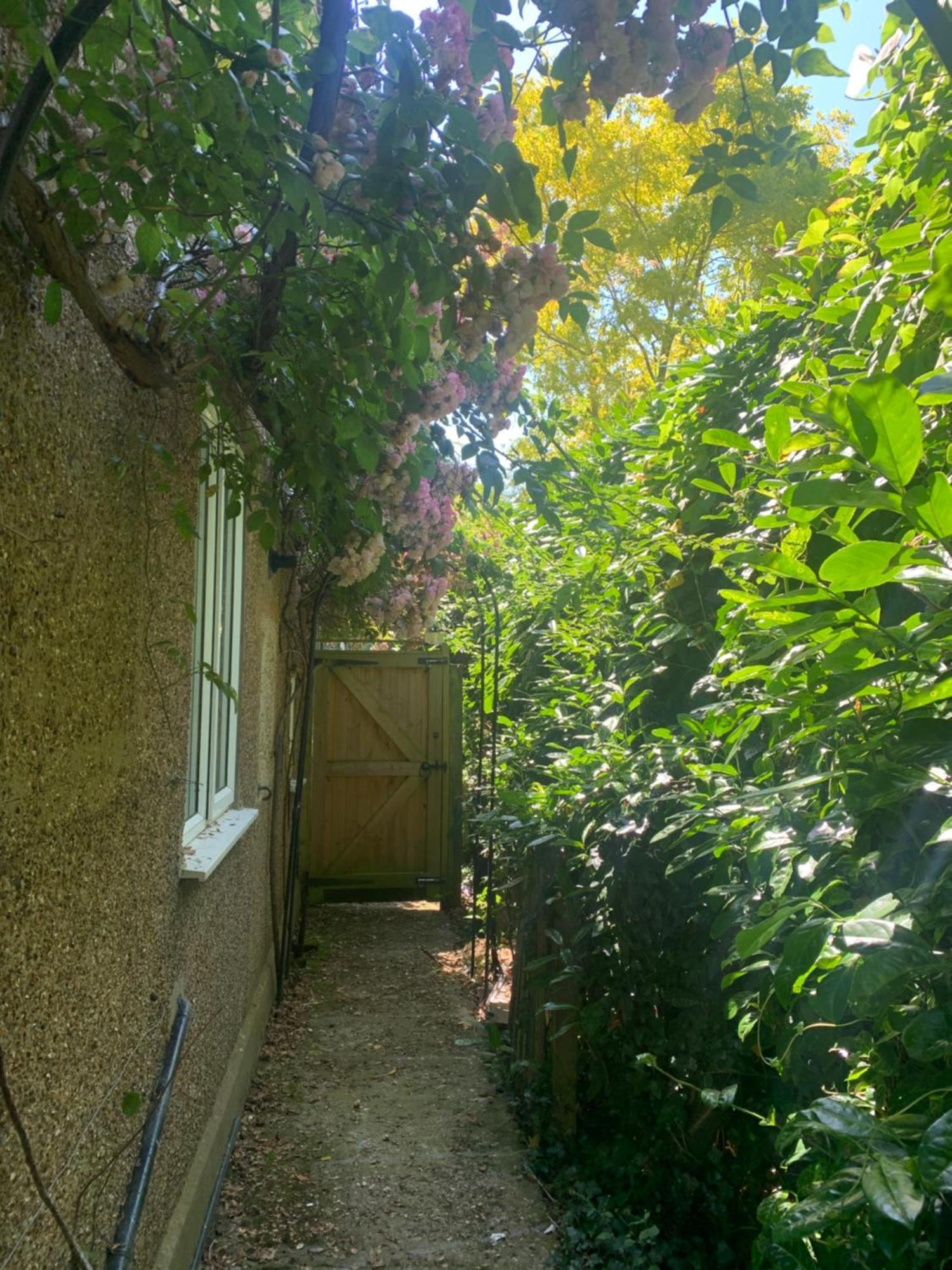 Newly Refurbished One Bedroom With Additional Sofa Bed Self Contained Flat In Garden Abbots Langley 외부 사진